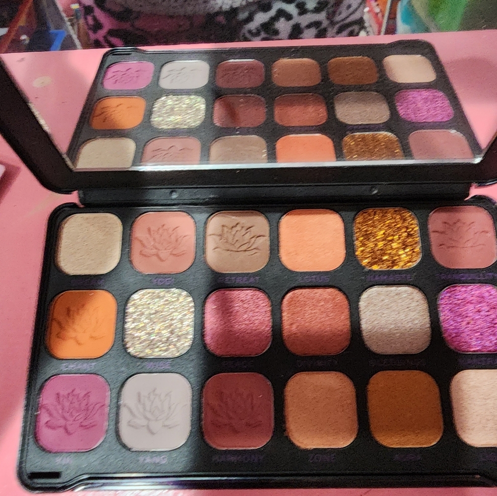 Eye shadow palette
